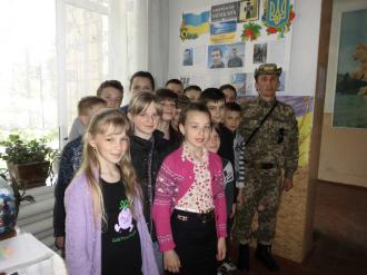 Воїн АТО Яроцький Дмитро разом з учнями 6-А класу